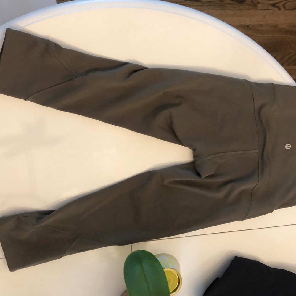 Lululemon in movement crop 19” everlux, size 4.
